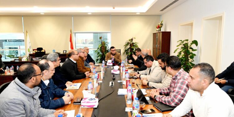 وزير الإسكان يعقد اجتماعا لمتابعة موقف تنفيذ المشروعات بالعلمين الجديدة والساحل الشمالى