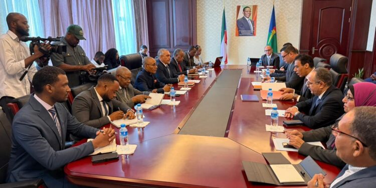 جلسة مباحثات موسعة لوزير الإسكان ونظيره الاكواتورى.. وتنفيذ 100 ألف وحدة سكنية بغينيا الاستوائية