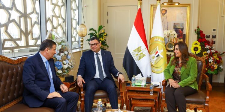 وزراء التنمية المحلية والإسكان والزراعة يتابعون مع المحافظين جهود التصدي للتعديات على الأراضي الزراعية ومنظومة المتغيرات المكانية