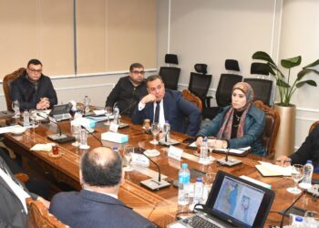 وزير الإسكان يستعرض المخطط الاستراتيجي لمدينة السويس الجديدة