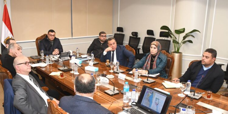 وزير الإسكان يستعرض المخطط الاستراتيجي لمدينة السويس الجديدة