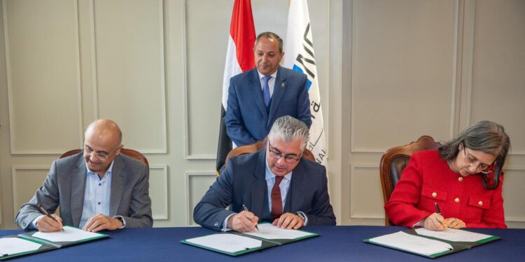 ايجيترانس ونافذ تتعاقدان مع اقتصادية قناة السويس لتطوير عمليات النقل البري بميناء غرب بورسعيد