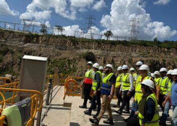 وزير الإسكان يزور مشروع سد ومحطة كهرباء “جوليوس نيريرى” لتوليد الطاقة