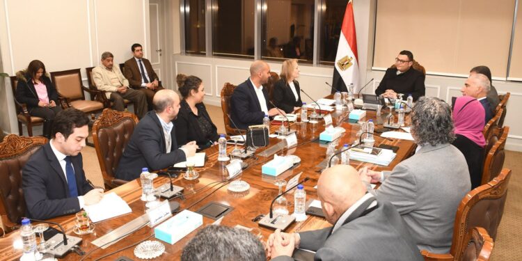 وزير الإسكان يبحث مع مسئولي البنك الأوروبي لإعادة الإعمار والتنمية سبل تعزيز التعاون المشترك
