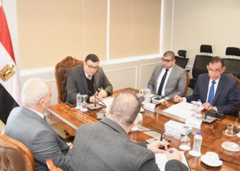 وزير الإسكان يلتقي مسئولى الوطنية لإنشاء وادارة الطرق لمناقشة تعظيم الاستفادة من إعلانات الطرق والمحاور بالمدن الجديدة