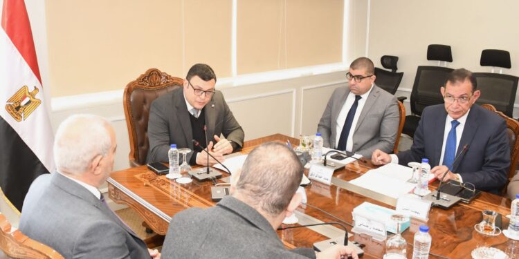 وزير الإسكان يلتقي مسئولى الوطنية لإنشاء وادارة الطرق لمناقشة تعظيم الاستفادة من إعلانات الطرق والمحاور بالمدن الجديدة