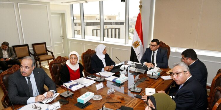 وزير الإسكان يستعرض مشروع قانون بتعديل بعض أحكام قانون البناء