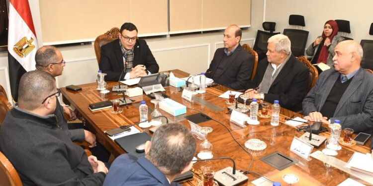 وزير الإسكان يعقد اجتماعه الدوري لمتابعة موقف تنفيذ مشروعات “حياة كريمة”