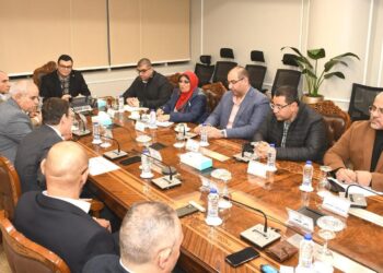 وزير الإسكان يستعرض ملفات العمل وأوجه التعاون بين الوزارة وبنك التعمير والإسكان