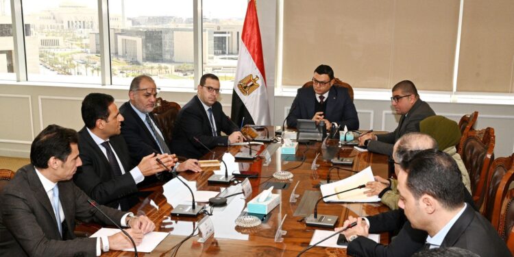 وزير الإسكان يلتقي عددا من المطورين العقاريين بمدينة سفنكس الجديدة