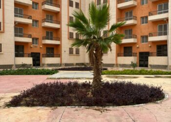 وزير الإسكان يتابع مشروعات تطوير الطرق والمرافق و”سكن لكل المصريين” ببرج العرب الجديدة