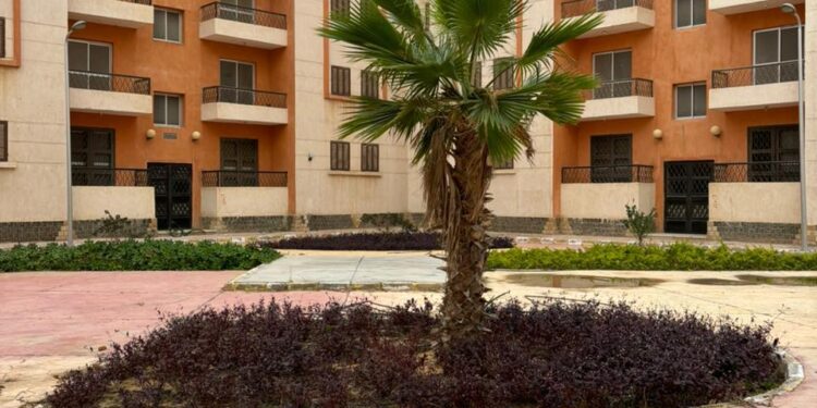 وزير الإسكان يتابع مشروعات تطوير الطرق والمرافق و”سكن لكل المصريين” ببرج العرب الجديدة