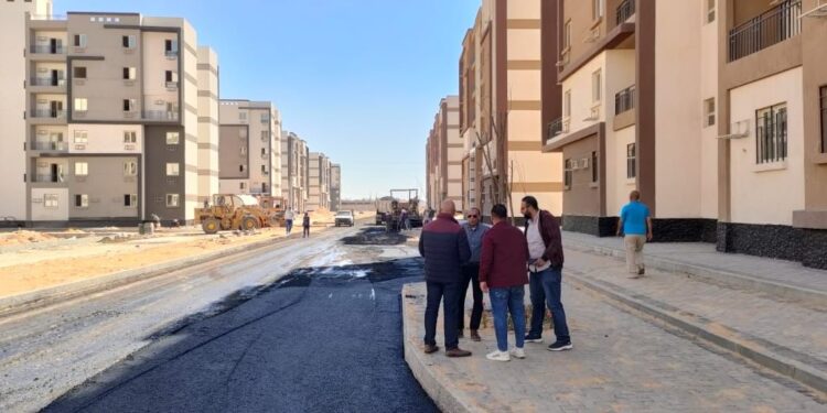 وزير الإسكان يُتابع الموقف التنفيذي للمشروعات السكنية بــ 4 مدن جديدة