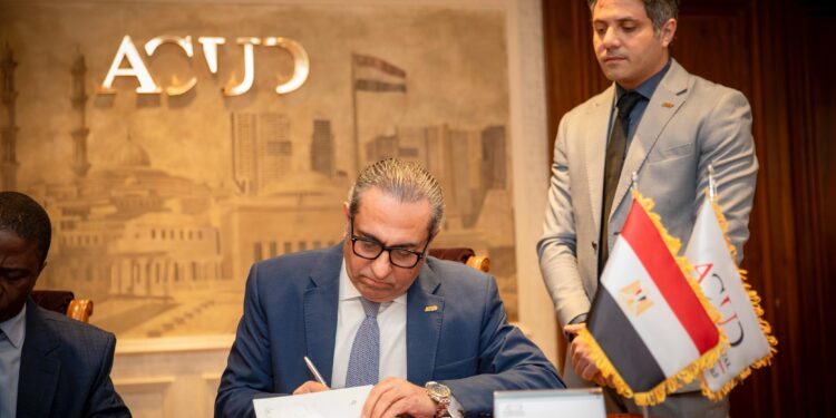 العاصمة الإدارية وسفارة كوت ديفوار بالقاهرة توقعان عقد بيع قطعة أرض لبناء المقر الجديد للسفارة