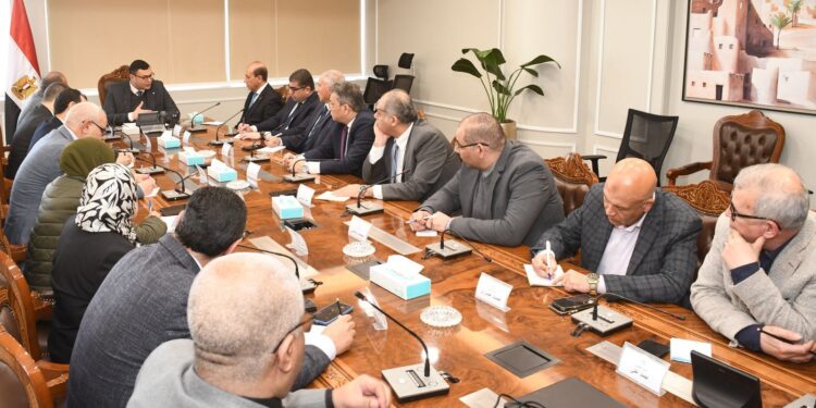 وزير الإسكان يتابع سير العمل بعدد من المشروعات التي تنفذها الوزارة بمختلف القطاعات