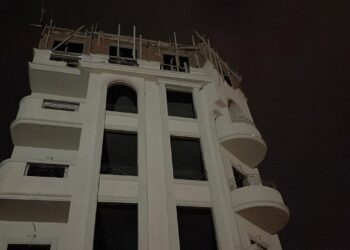 جهاز مدينة 6 أكتوبر يزيل مخالفة بناء ليلاً ويواصل منع الظواهر العشوائية