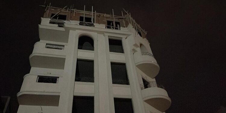 جهاز مدينة 6 أكتوبر يزيل مخالفة بناء ليلاً ويواصل منع الظواهر العشوائية