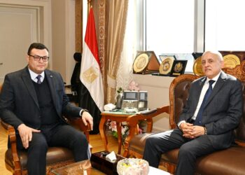 وزير الإسكان ومحافظ الأقصر يستعرضان عددا من الحلول الجذرية لرفع كفاءة منظومة مياه الشرب والصرف الصحى بمدينة الأقصر