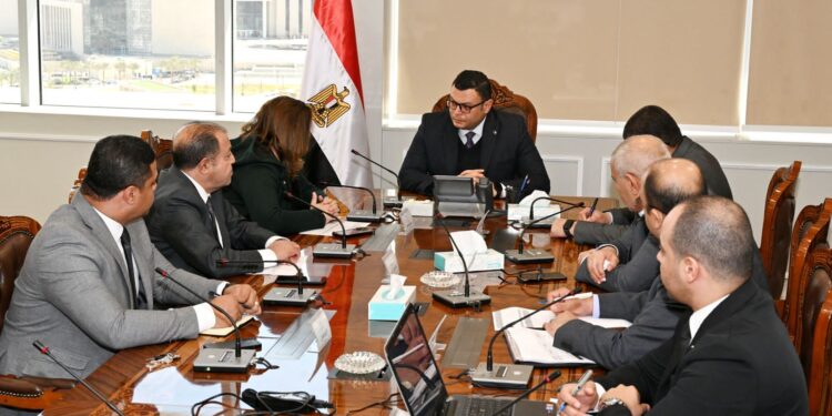 وزير الإسكان يؤكد أهمية الانتهاء من كافة إجراءات طرح 400 ألف وحدة سكنية في أقرب وقت ممكن