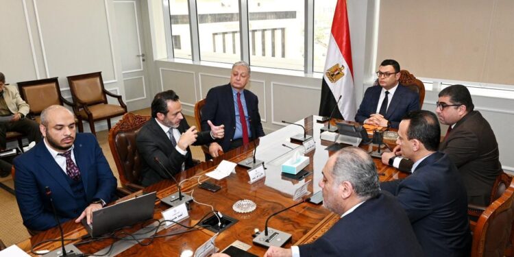 وزير الإسكان يستعرض مقترحًا للمخطط الاستراتيجي لتنمية منطقة غرب رأس الحكمة بالساحل الشمالي