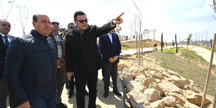 وزير الإسكان ومحافظ القاهرة يتفقدان مشروع حدائق “تلال الفسطاط” بمنطقة مصر القديمة