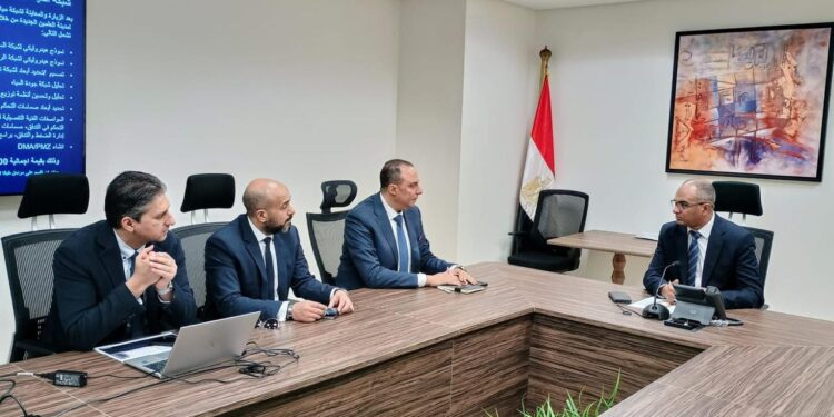 لجنة لمتابعة المشروعات المتأخرة.. نائب وزير الإسكان ومسئولو الوزارة يتابعون تنفيذ مشروعات المياه والصرف