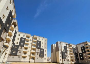 مسئولو “الإسكان” يتابعون موقف تنفيذ المشروعات السكنية بمدينة أكتوبر الجديدة