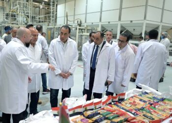 رئيس الوزراء ووزير الصناعة يتفقدان مصانع المصرية السويسرية للمكرونة والطحن 