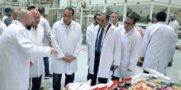 رئيس الوزراء ووزير الصناعة يتفقدان مصانع المصرية السويسرية للمكرونة والطحن 