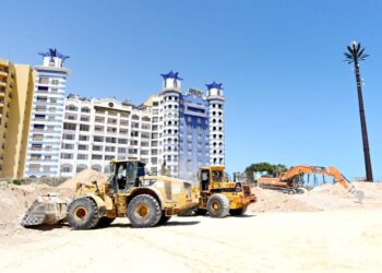 وزير الإسكان يتفقد أعمال رفع كفاءة طريق الازدواج وإنشاء سور منطقة الشانزلزيه وتطوير البوابات والمداخل بمركز مارينا العلمين السياحي