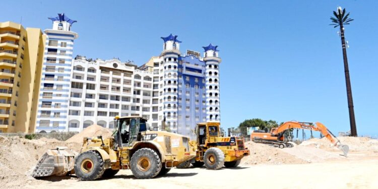 وزير الإسكان يتفقد أعمال رفع كفاءة طريق الازدواج وإنشاء سور منطقة الشانزلزيه وتطوير البوابات والمداخل بمركز مارينا العلمين السياحي