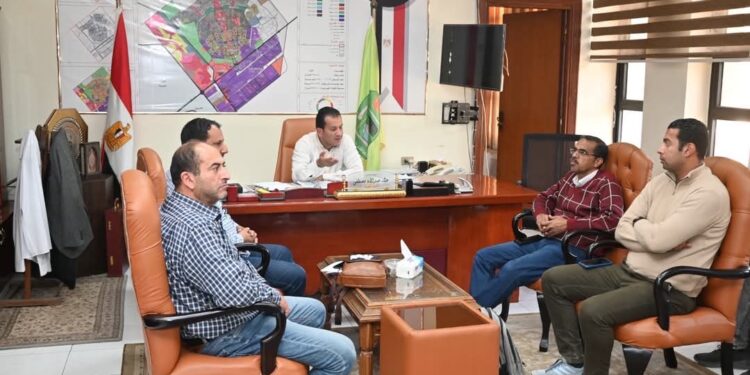 رئيس جهاز العاشر من رمضان يتابع الموقف التنفيذي وسير العمل بالمشروعات الجارية للطرق