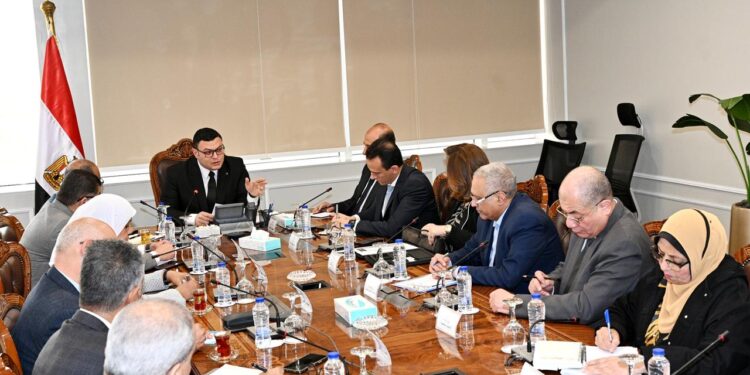 وزير الإسكان يعقد اجتماعا موسعا مع قيادات الجهات التابعة للوزارة لمتابعة ملفات العمل