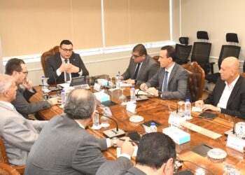 اجتماع وزير الإسكان ومسئولي هيئة المجتمعات العمرانية