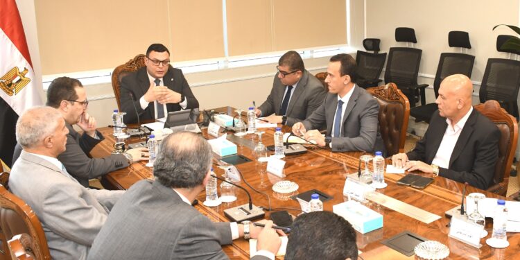 اجتماع وزير الإسكان ومسئولي هيئة المجتمعات العمرانية