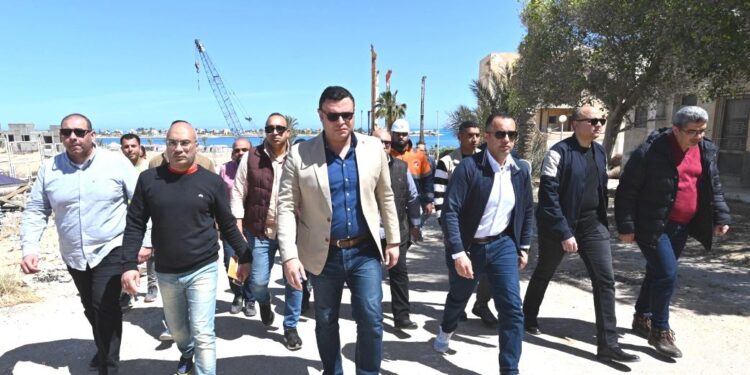 وزير الإسكان خلال الجولة