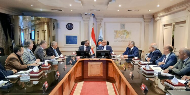 نائب وزير الإسكان ورئيس العربية للتصنيع يتابعان تنفيذ مشروعات المياه والصرف بمبادرة حياة كريمة 