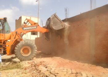 حملات إزالة لمخالفات بناء وتعديات بمدن الشروق وبدر وسوهاج الجديدة   