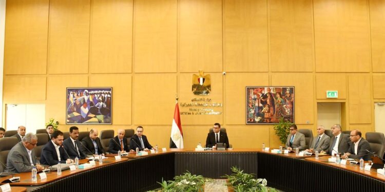 وزير الإسكان يلتقي مجموعة من المطورين وممثلي الكيانات العاملة بإقليم الساحل الشمالي الغربي