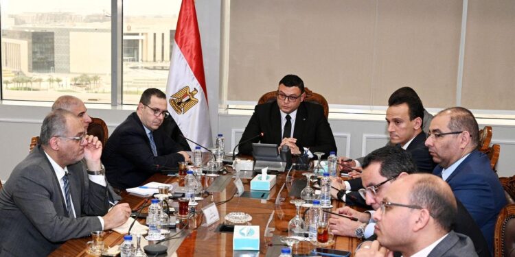 وزير الإسكان يستعرض مع مسئولي “فاوندرز” عددا من الفرص الاستثمارية والخطة الترويجية لبعض المشروعات