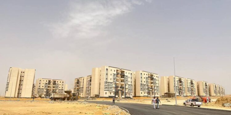 وزير الإسكان يتابع تقدم الأعمال بمشروعات المرحلة العاجلة بمدينة السويس الجديدة