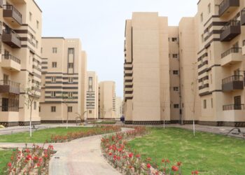 وزير الإسكان يتابع المشروعات السكنية والمرافق والطرق بمدينة السادات