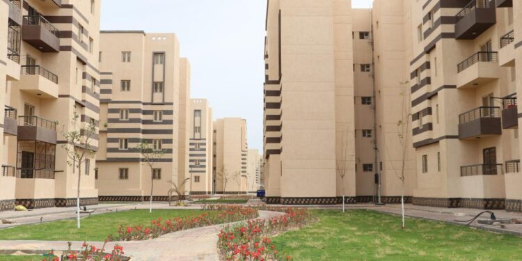 وزير الإسكان يتابع المشروعات السكنية والمرافق والطرق بمدينة السادات
