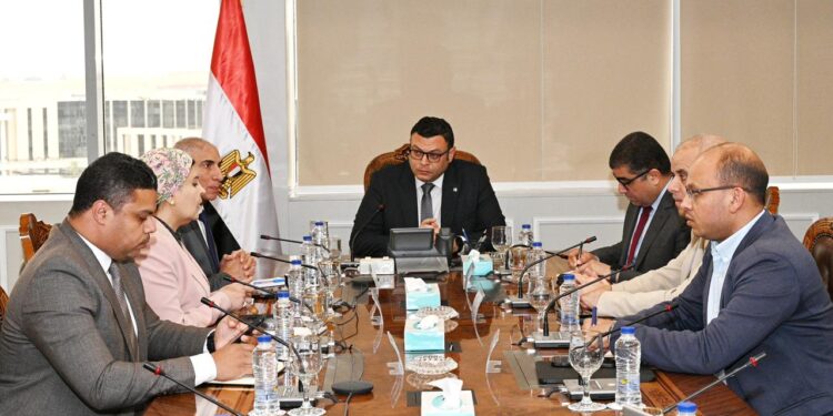 وزير الإسكان يتابع موقف الخدمات المقدمة للمواطنين من خلال البوابة الإلكترونية لهيئة المجتمعات العمرانية الجديدة