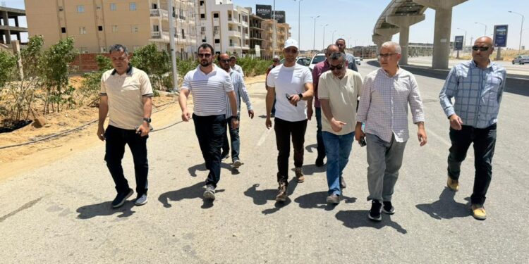 رئيس جهاز مدينة القاهرة الجديدة يتفقد أعمال تطوير الطرق والمحاور
