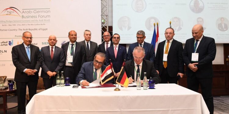 توقيع عقد “مستوى الخدمة” لإدارة وتشغيل وصيانة مرفق المياه والصرف الصحي بالعاصمة الجديدة