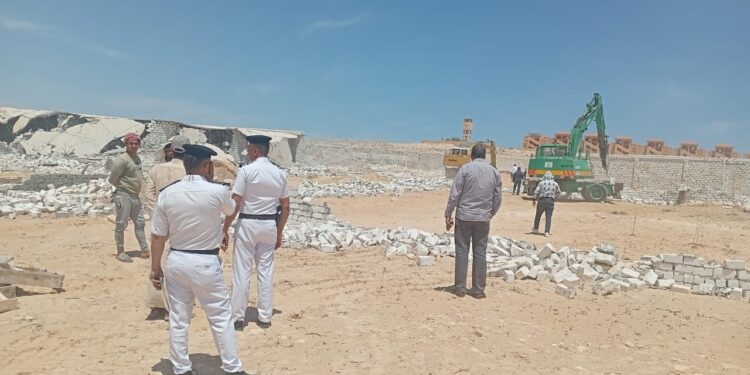 تنفيذ حملات إزالة لتعديات ومخالفات بناء بالساحل الشمالي الغربي