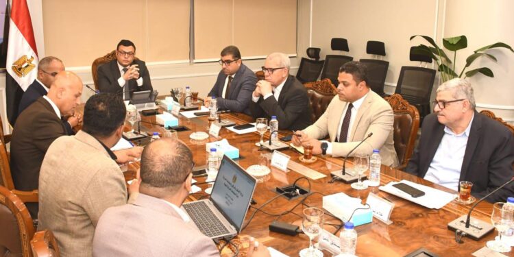 وزير الإسكان يتابع منظومة مياه الشرب بمدن شرق وغرب القاهرة استعدادا لفصل الصيف