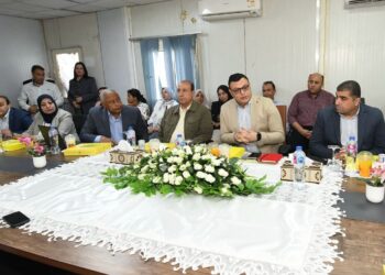 وزير الإسكان بعقد اجتماعا مع الشركات العاملة بحدائق تلال الفسطاط لمتابعة الموقف التنفيذي للمشروع