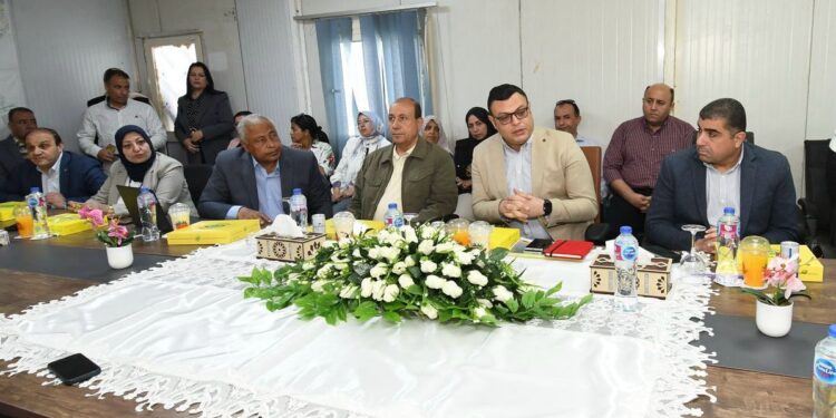وزير الإسكان بعقد اجتماعا مع الشركات العاملة بحدائق تلال الفسطاط لمتابعة الموقف التنفيذي للمشروع